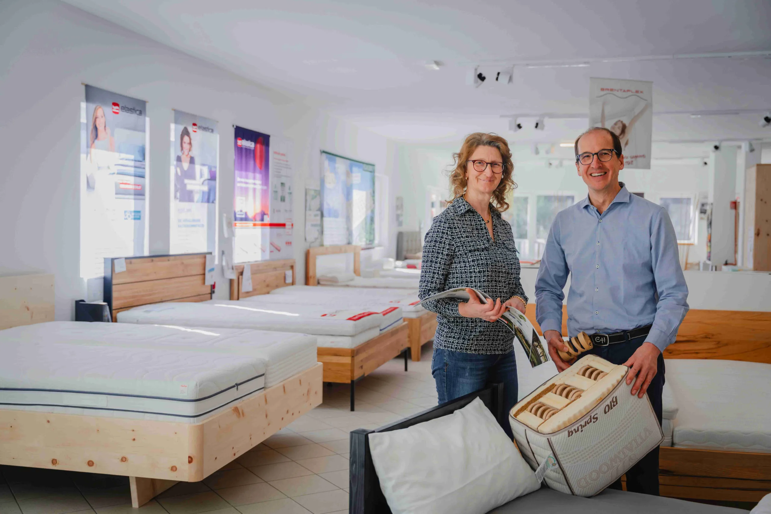 Eberhard Hofer und Siglinde Unterkalmsteiner in der Ausstellung im Sarntal